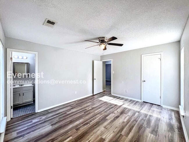 Building Photo - 6205 Somerset Cove