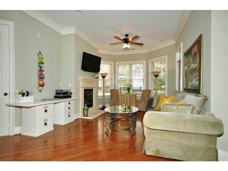 Building Photo - 3635 E Paces Cir