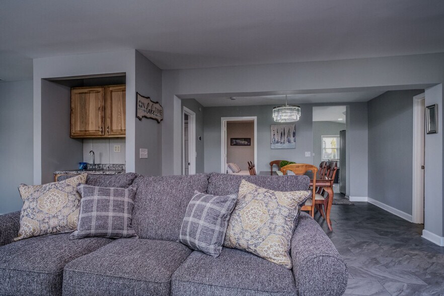 Building Photo - 3407 Venice Ave