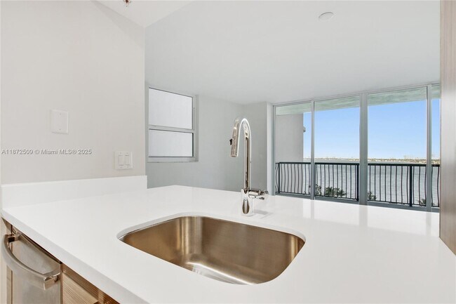 Building Photo - 1756 N Bayshore Dr