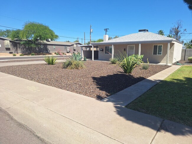 Building Photo - 1748 W Glenrosa Ave