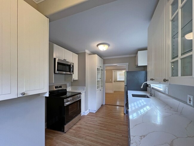 Building Photo - Charming and updated 2 bedroom, 1 bath bun...