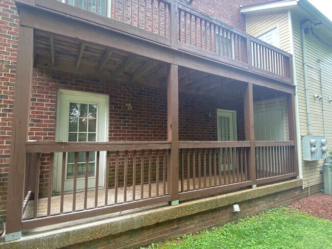 Building Photo - Renovated One Level 2 Bedroom / 2 Bathroom condo in Hermitage!