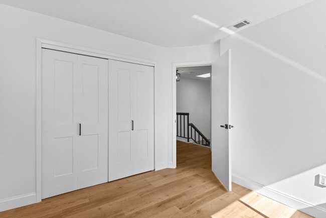 Building Photo - Charming Townhouse for Lease