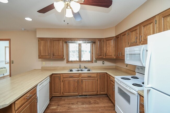 Building Photo - Spacious 5-Bedroom Split-Level in Southwest Sioux Falls with 4-Season Room & Fenced Yard!