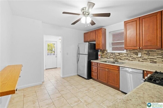 Building Photo - 921 Ridge St