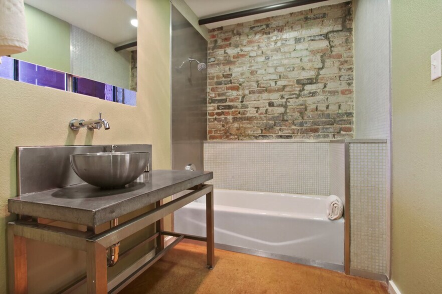 Building Photo - 1041 Constance St