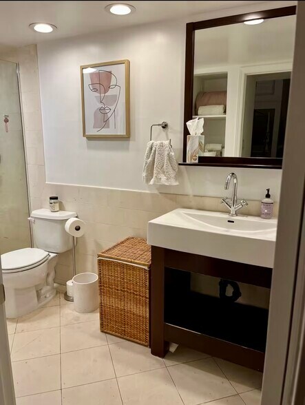 Upstairs Bathroom - 10926 Bluffside Dr