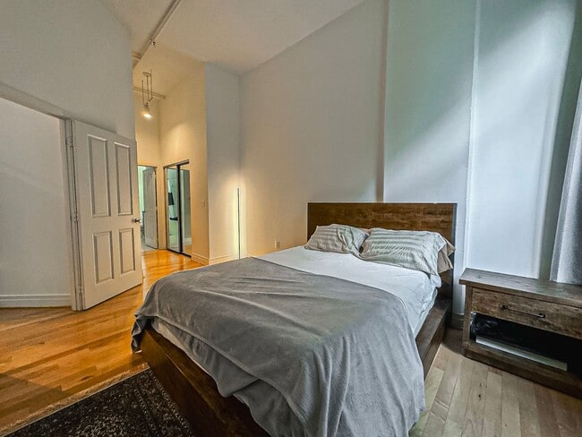 Building Photo - Luxurious 1 Bed 1 Bath Condo In Desired Courthouse Community - Water Included in Rent!