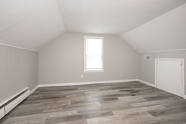 Building Photo - 3 bedroom/1 bath Single House!