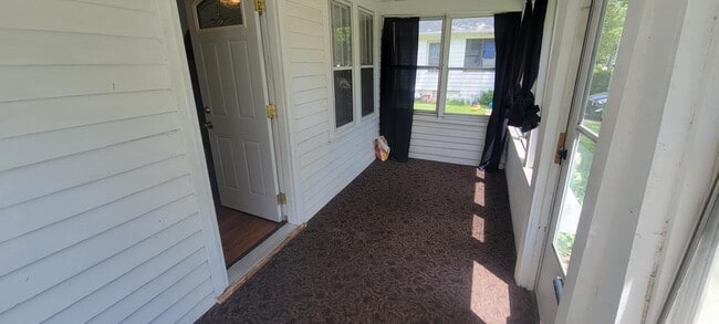 Building Photo - 706 E Lewis St