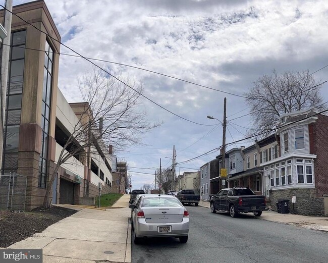 Building Photo - 1731 W 6th St