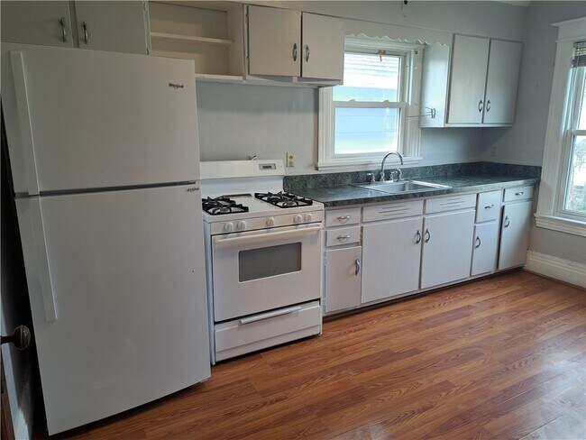 Building Photo - 811 Portland Ave