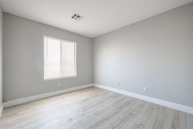 Building Photo - Beautiful 4 Bed 2000+ SFT property in Wind...