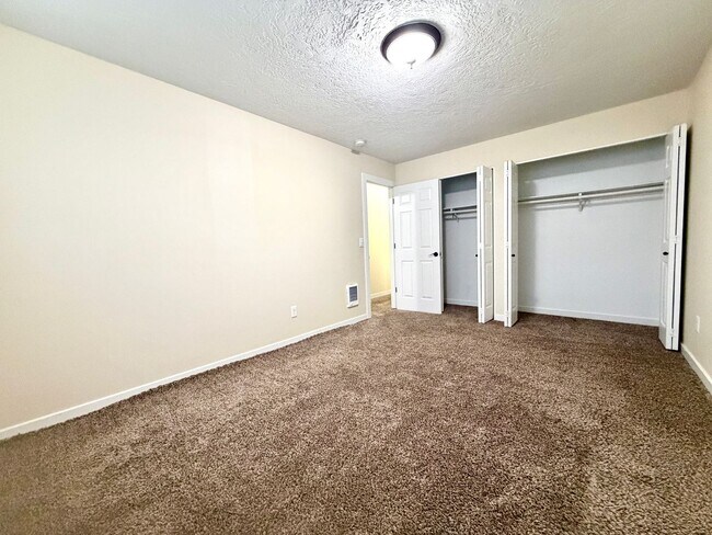Building Photo - **FREE FIRST MONTH'S RENT** Montavilla 2 Bedroom Main Floor Apartment w/ A/C and Off Street Parki...