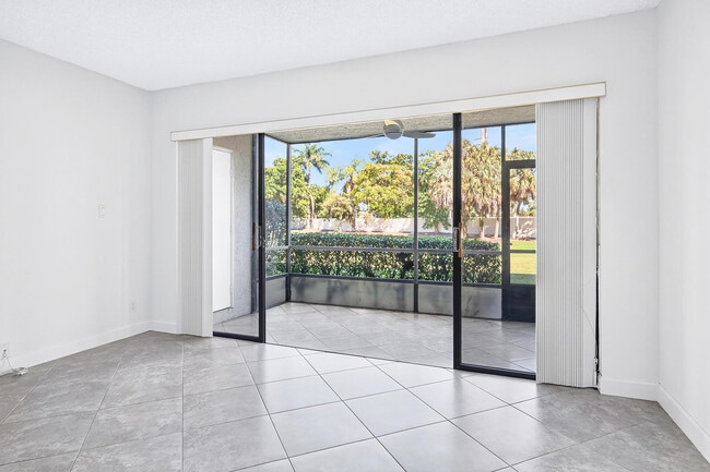 Building Photo - 5021 Oakhill Ln