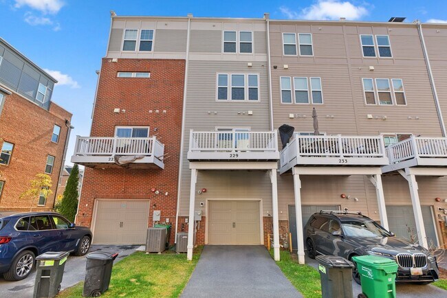 Building Photo - 3 Bed 4.5 Bath - Downtown Crown Townhouse ...