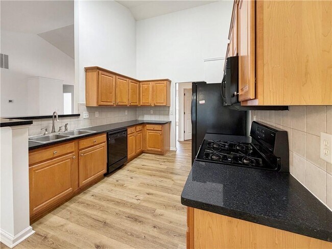 Building Photo - 3385 Stoneleigh Run Dr NE