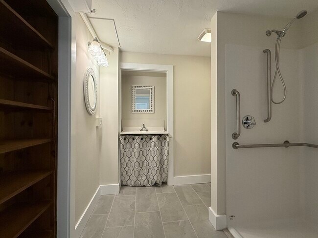 Building Photo - 866 Center St