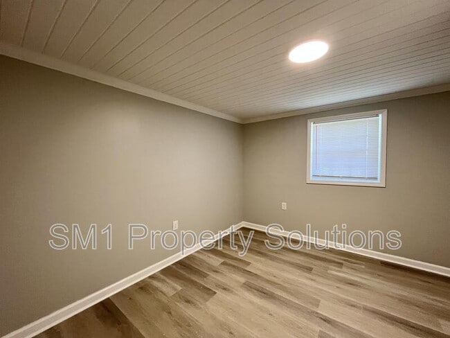 Building Photo - 871 W 11th St