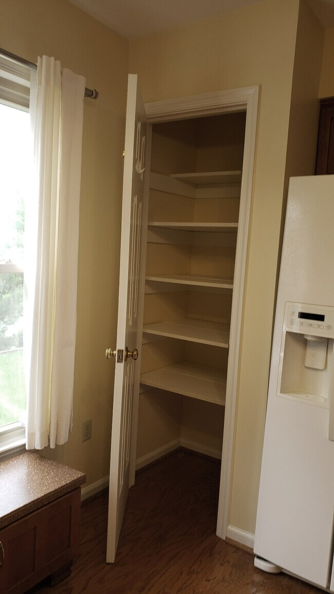 Building Photo - 1542 Surry Hill Ct