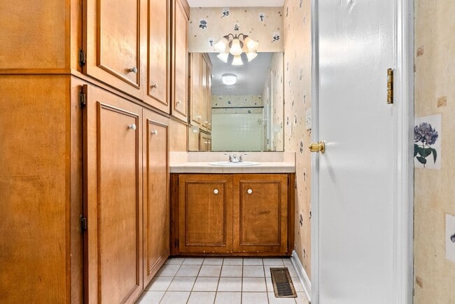 Building Photo - 4Bed/2Bath Available!