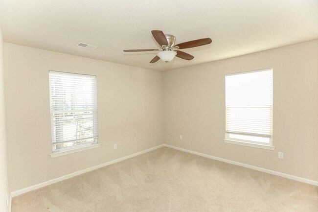 Building Photo - Exquisitely Maintained Move-in Ready!