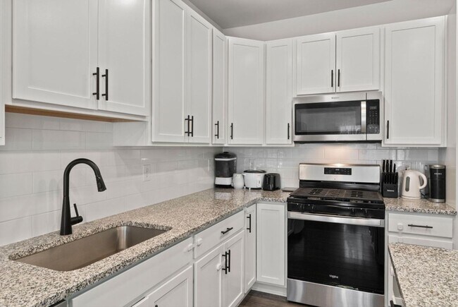 Building Photo - Elegant 3-Bedroom Home in Isaac Court. Available the Second Week of October!