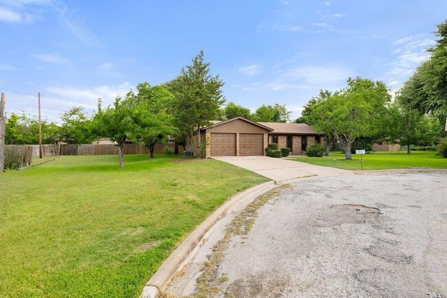 Building Photo - 704 Brookwood Cir
