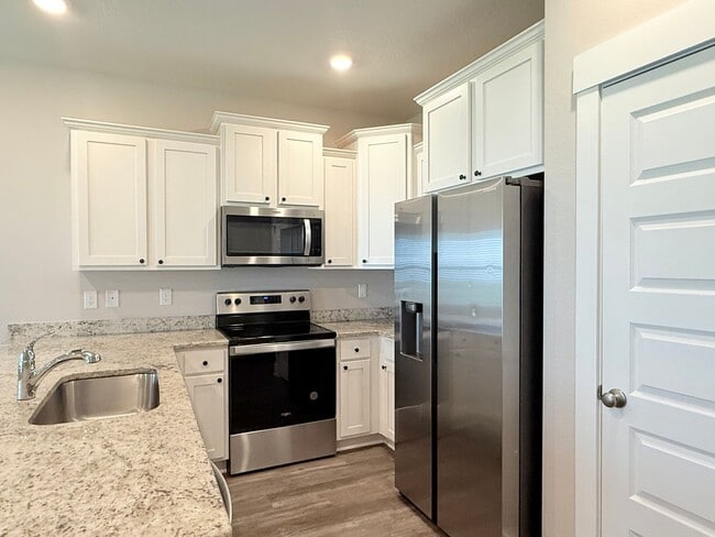 Building Photo - 3 Bed/2.5 Bath Townhome - Prime Pensacola ...