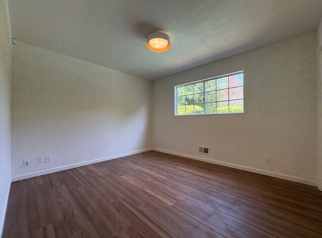 Building Photo - Stunning 4-Bedroom Home with Pool, Solar P...