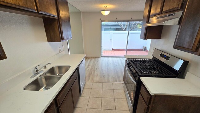 Building Photo - Yorba Linda 2 Bed Townhouse for Lease - Newly Remodeled