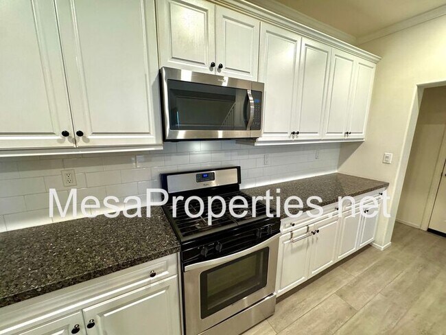 Building Photo - 3134 E La Avenida Dr