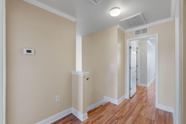 Building Photo - 747 Majestic Dr