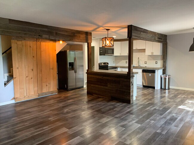 Building Photo - 3406 Bristol Ct