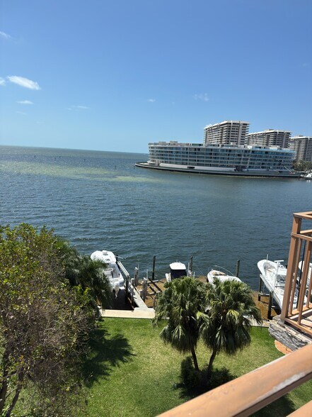 Primary Photo - 1632 S Bayshore Ct