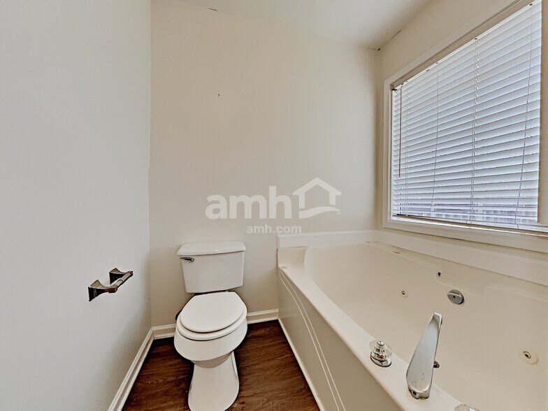 Building Photo - 136 River Walk