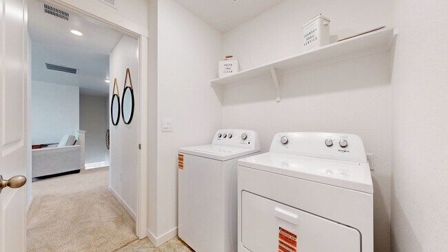 Building Photo - Like New Home W/ 3 Bed, Office, & Loft