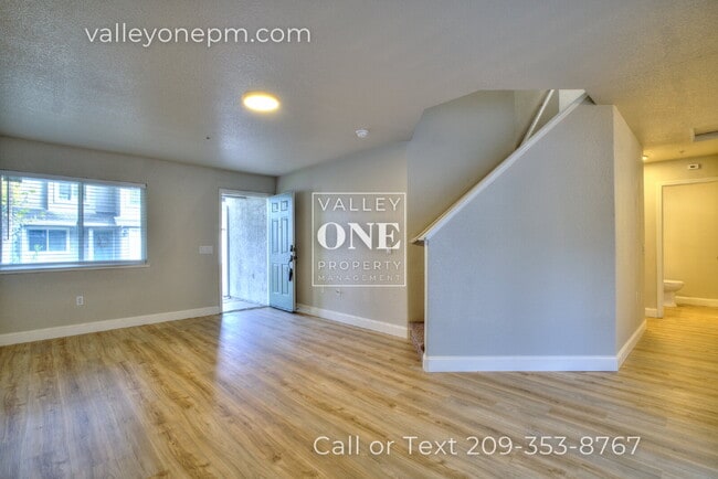 Building Photo - Rare vacancy opportunity in Turlock's finest and most desirable townhome complex!