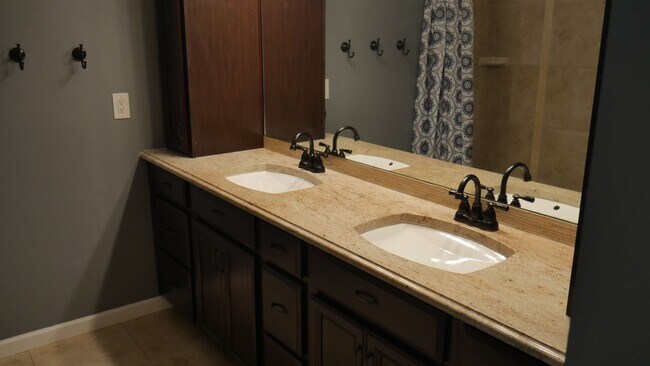 Building Photo - 3 Bedroom 2.5 Bath Townhome with Great Mou...