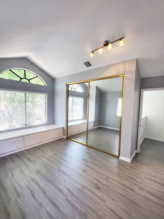 Building Photo - LB2506