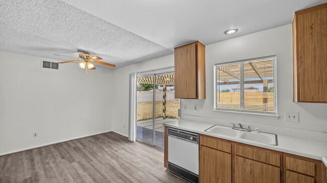 Building Photo - 8469 Comet St