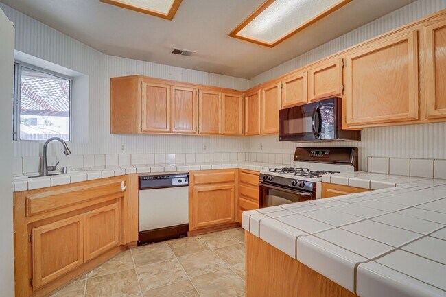 Building Photo - Spacious Home in SW Bakersfield!