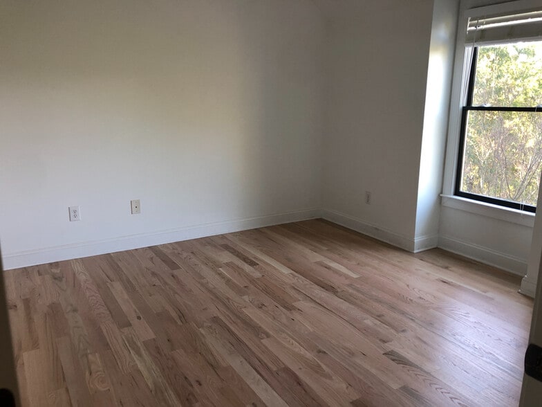 Building Photo - Room in House on Hillside Dr