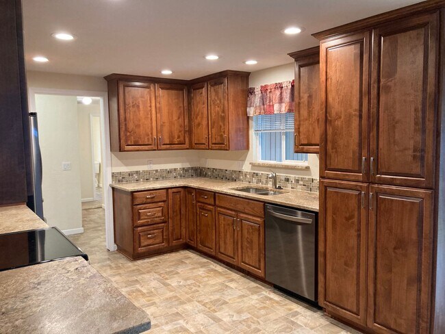 Building Photo - Spacious 3-bedroom, 2 bath home in SE Albany