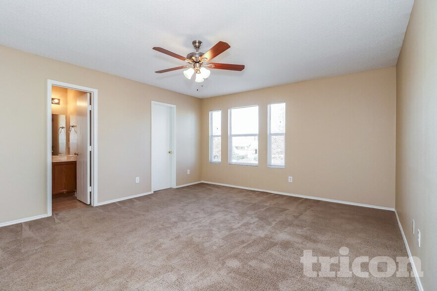 Building Photo - 4865 Waterford Dr