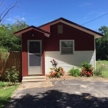 Building Photo - Cozy, Quiet Home