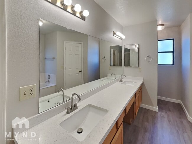 Building Photo - 634 N Quartz St