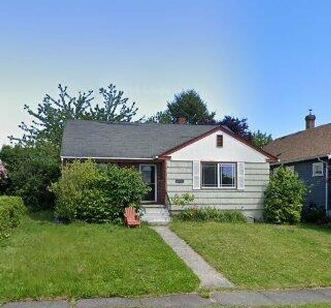 Building Photo - Exceptional 4 bedroom, 1 3/4 bath Two-Stor...