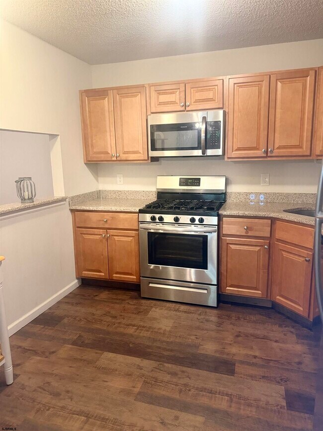 Building Photo - 217 Colonial Ct